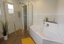 Badezimmer mit Dusche und Wanne