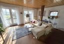 Wohnzimmer mit massivem Holzständer und Korkboden