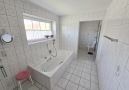 Badewanne und Duschbereich