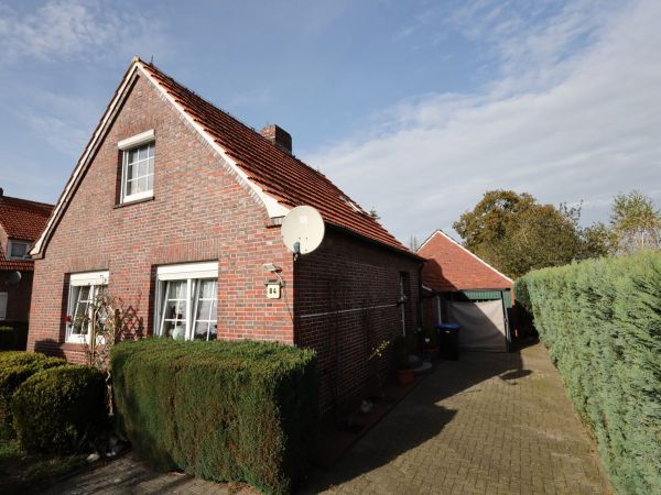 Auffahrt mit Garage