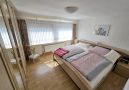 großes helles Schlafzimmer