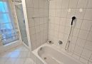 Dusche und Badewanne 