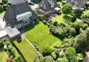 mit schön angelegtem Garten