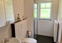 Bad mit Dusche in der Garage