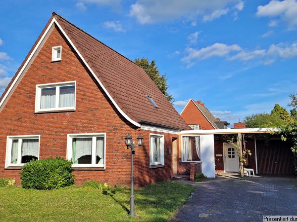 Wohnhaus mit 2 Garagen