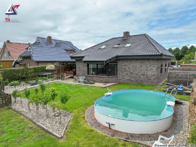 Bungalow mit Einliegerwohnung in sehr schöner Lage am Wasser.