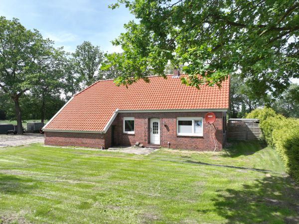 kleines Wohnhaus im Grünen