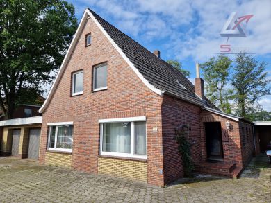 Wohnhaus mit 3 Garagen und großem Grundstück!