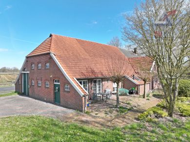 Ostfriesisches Bauernhaus-tolles Grundstück mit Backhaus und altem Baumbestand