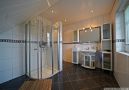 schickes Badezimmer in Obergeschoss