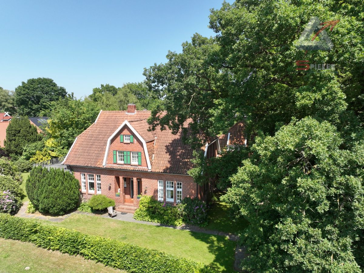 schönes Wohnhaus mit großem Baumbestand