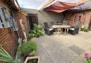 großer überdachter Terrassenbereich