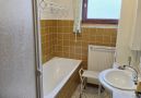 Bad im Erdgeschoss mit Badewanne und Duschkabine