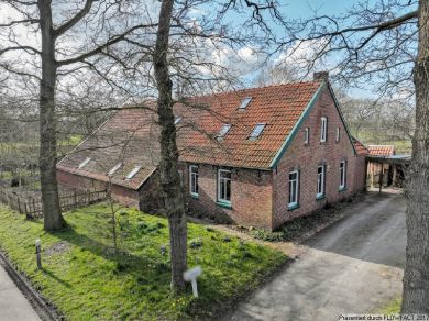 Landhaus in sehenswertem rustikalen Stil mit großem Grundstück