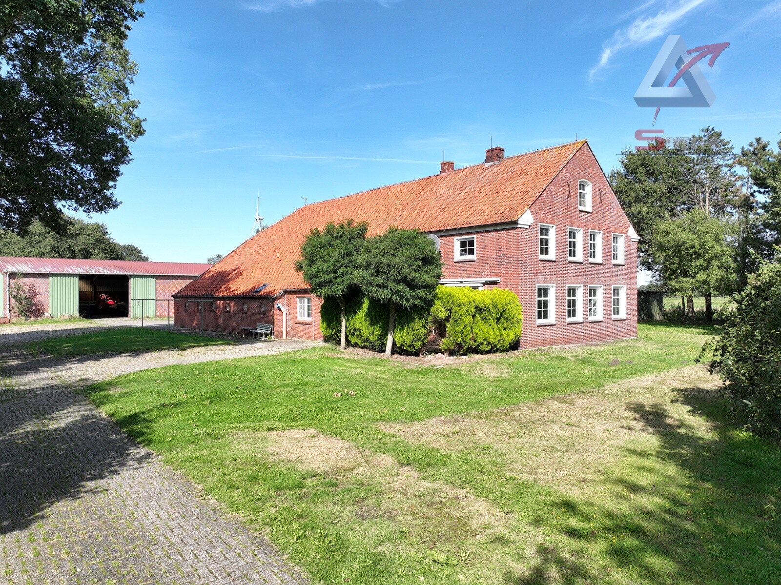 Ostfriesisches Bauernhaus mit Stallungen und Weide