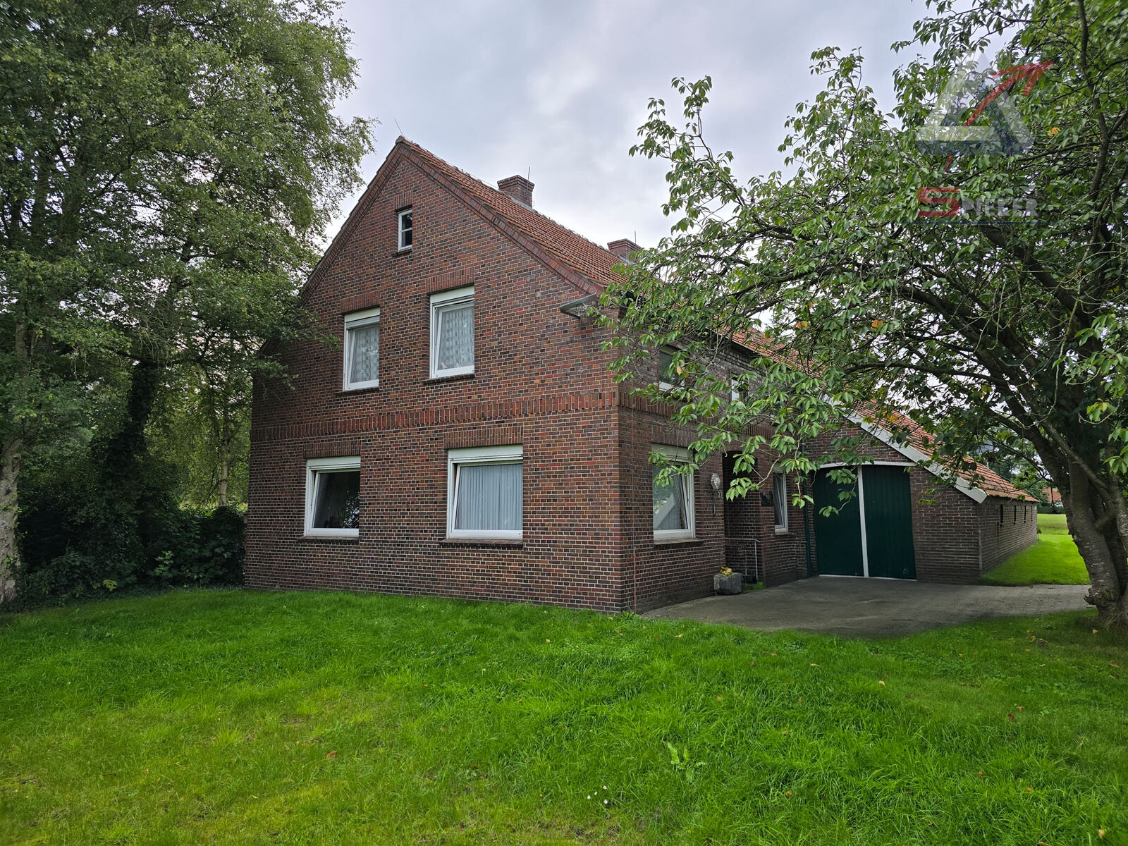 Ostfriesisches Bauernhaus mit Weideland am Haus.