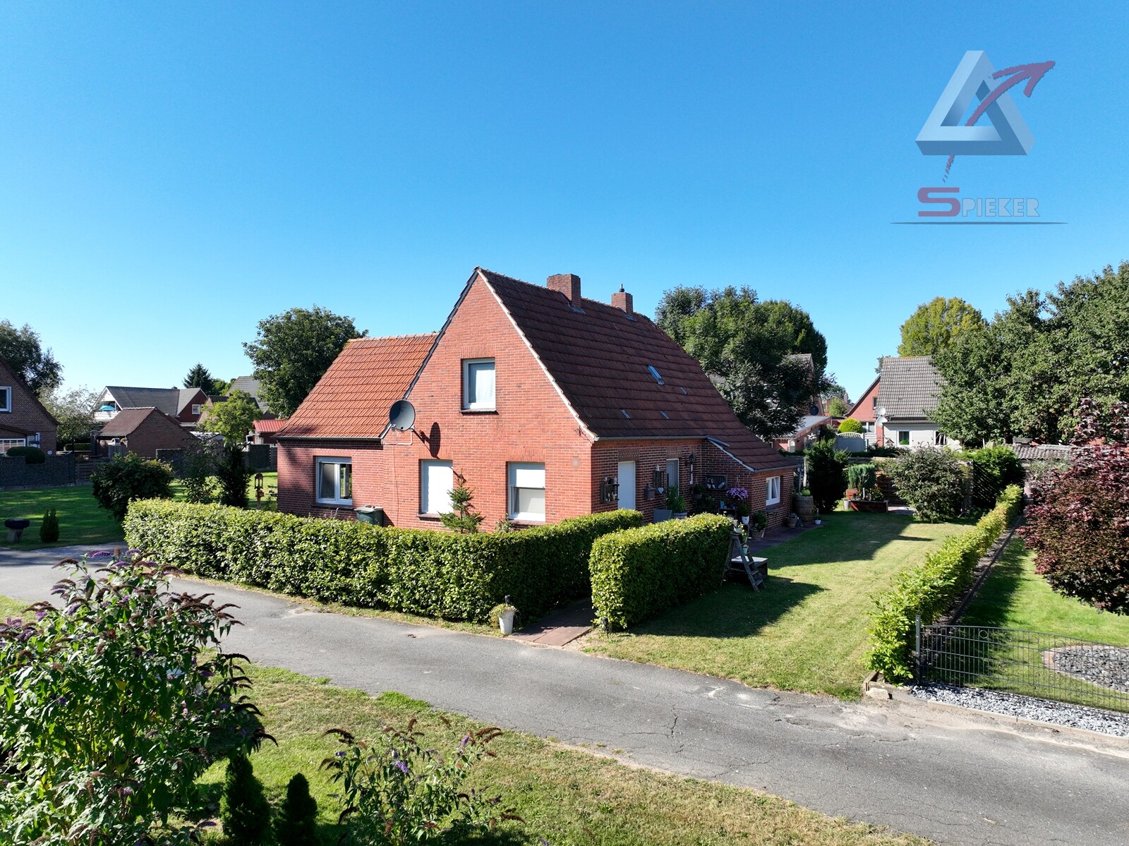 Wohnhaus mit großem Grundstück