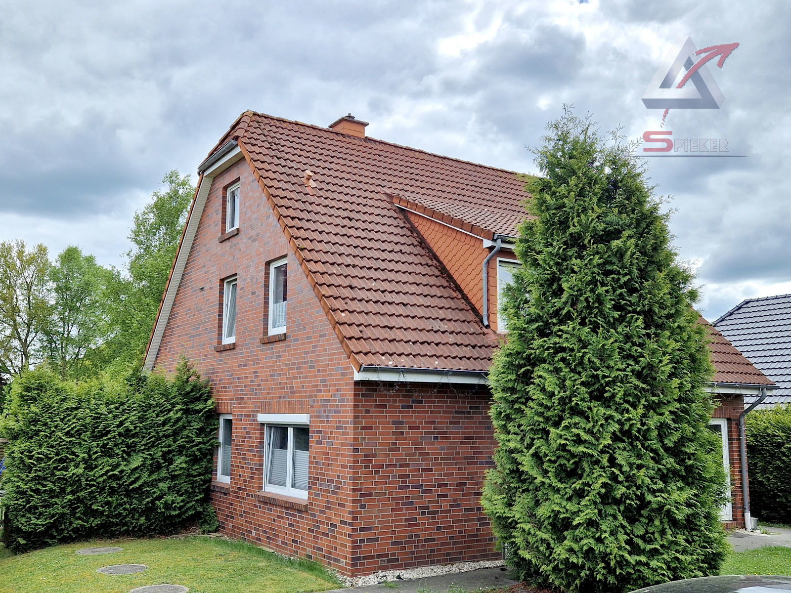 Zweifamilienhaus in schöner ruhiger Kanallage